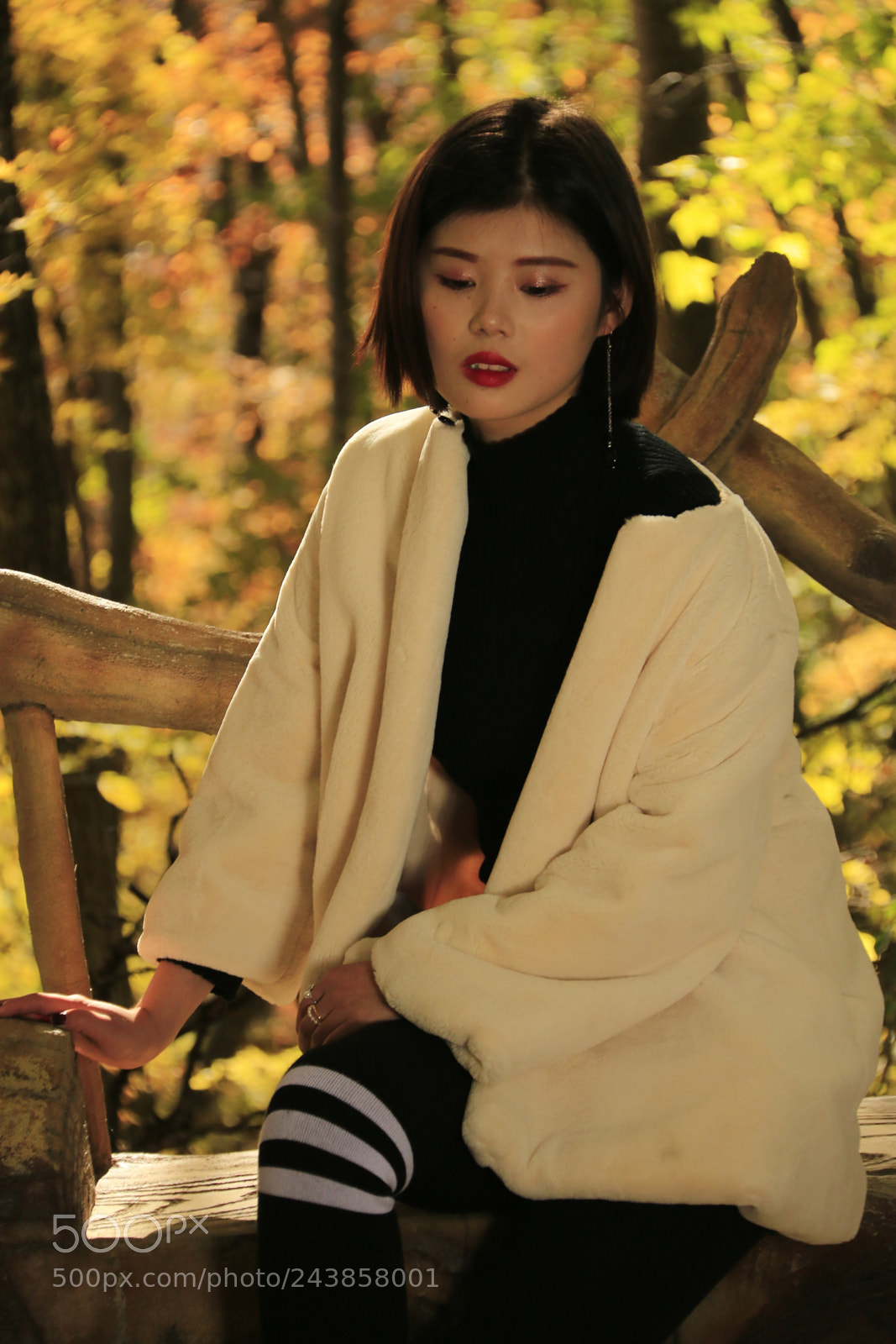 Canon EF-S 18-200mm F3.5-5.6 IS sample photo. A contemplative girl photography