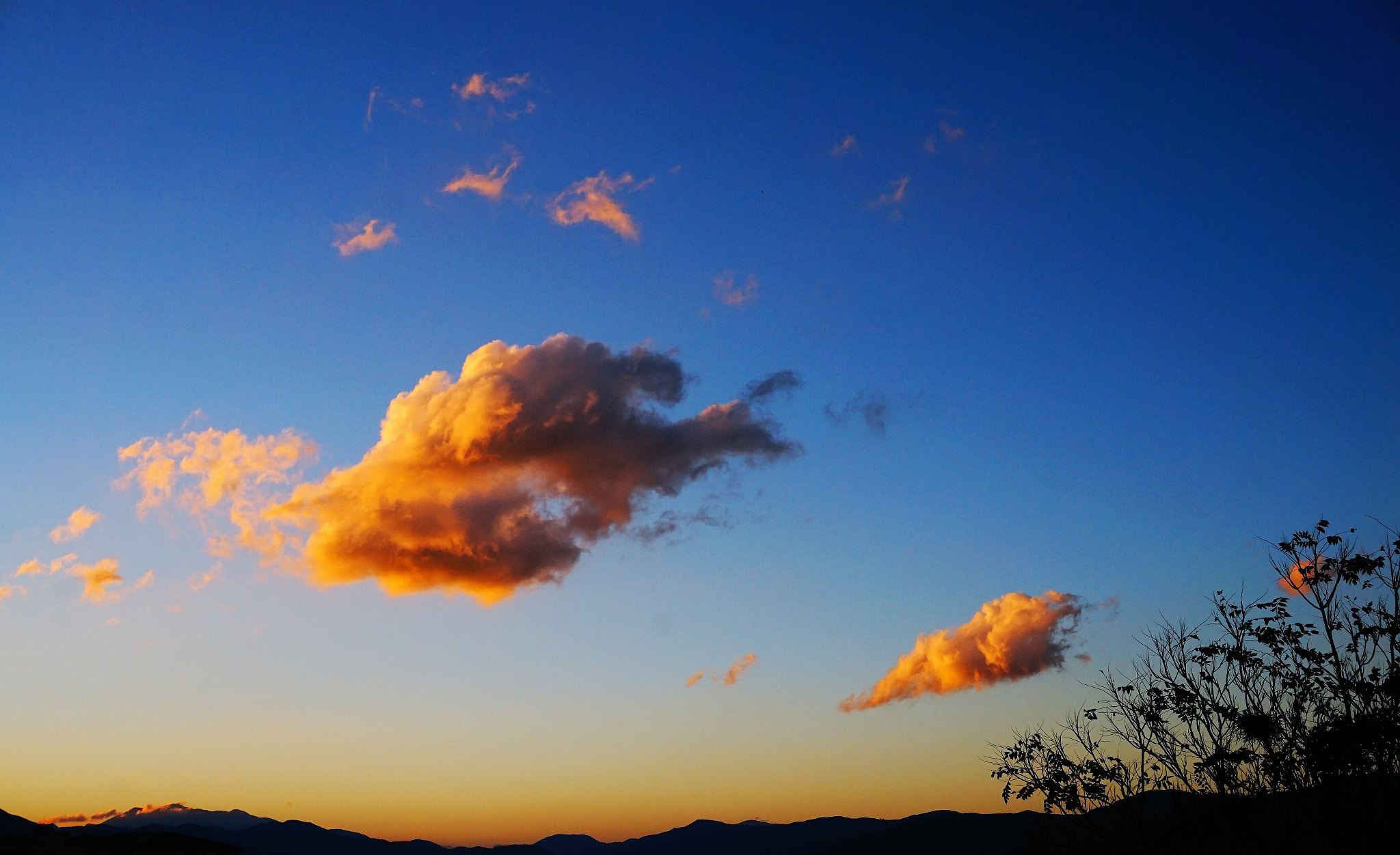 Sony Alpha a5000 (ILCE 5000) + Sony E 18-50mm F4-5.6 sample photo. Sunrise orange clouds photography