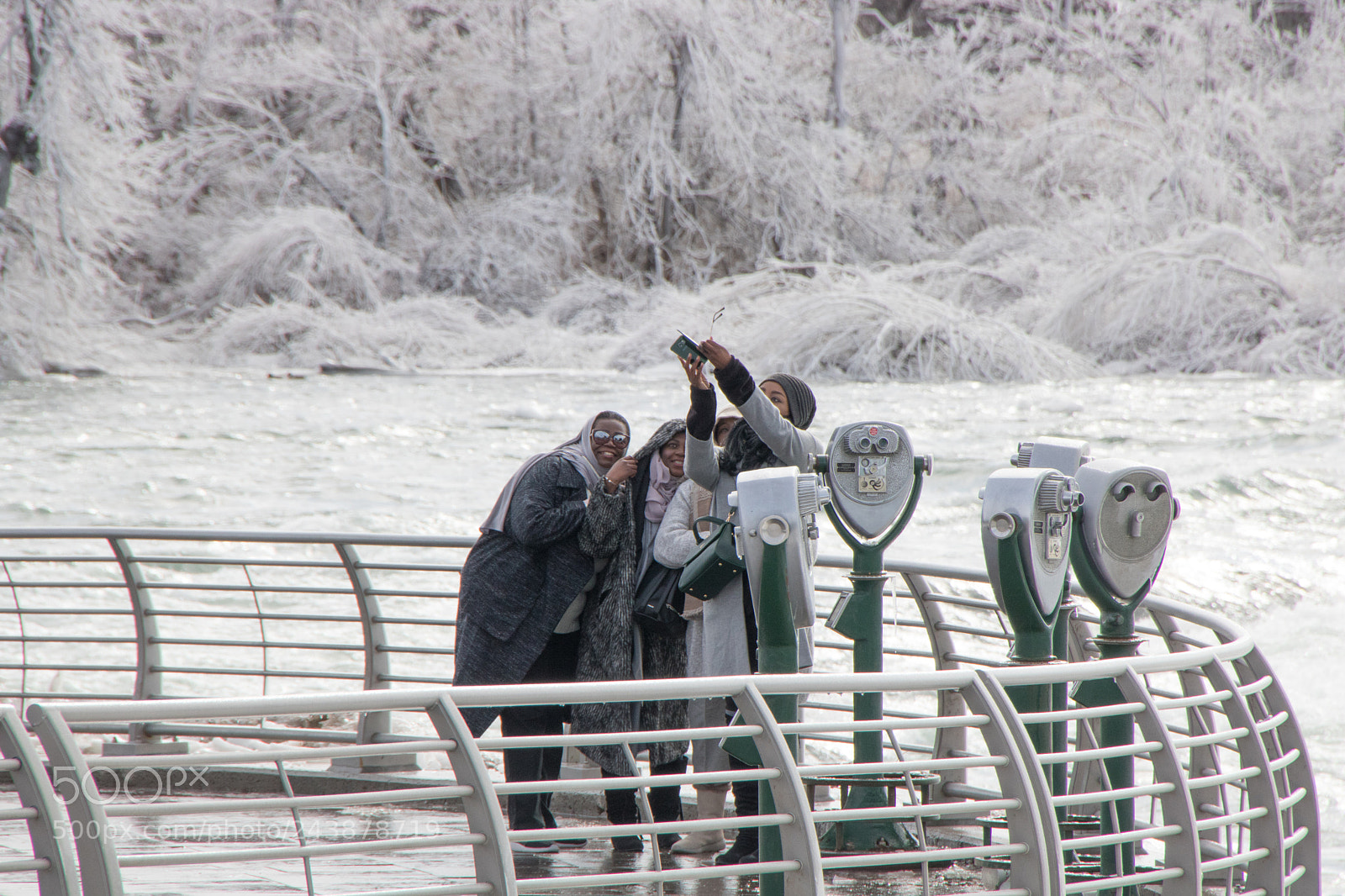 Canon EOS 750D (EOS Rebel T6i / EOS Kiss X8i) sample photo. Tourists in winter ii photography