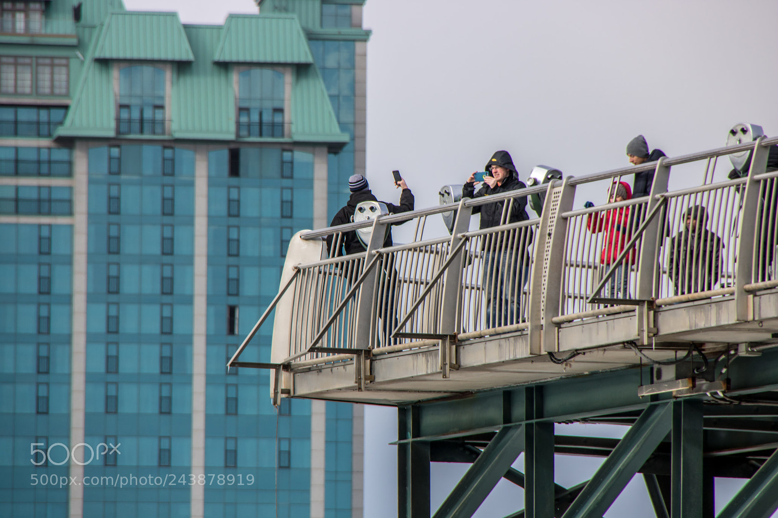 Canon EOS 750D (EOS Rebel T6i / EOS Kiss X8i) sample photo. Tourists in winter photography