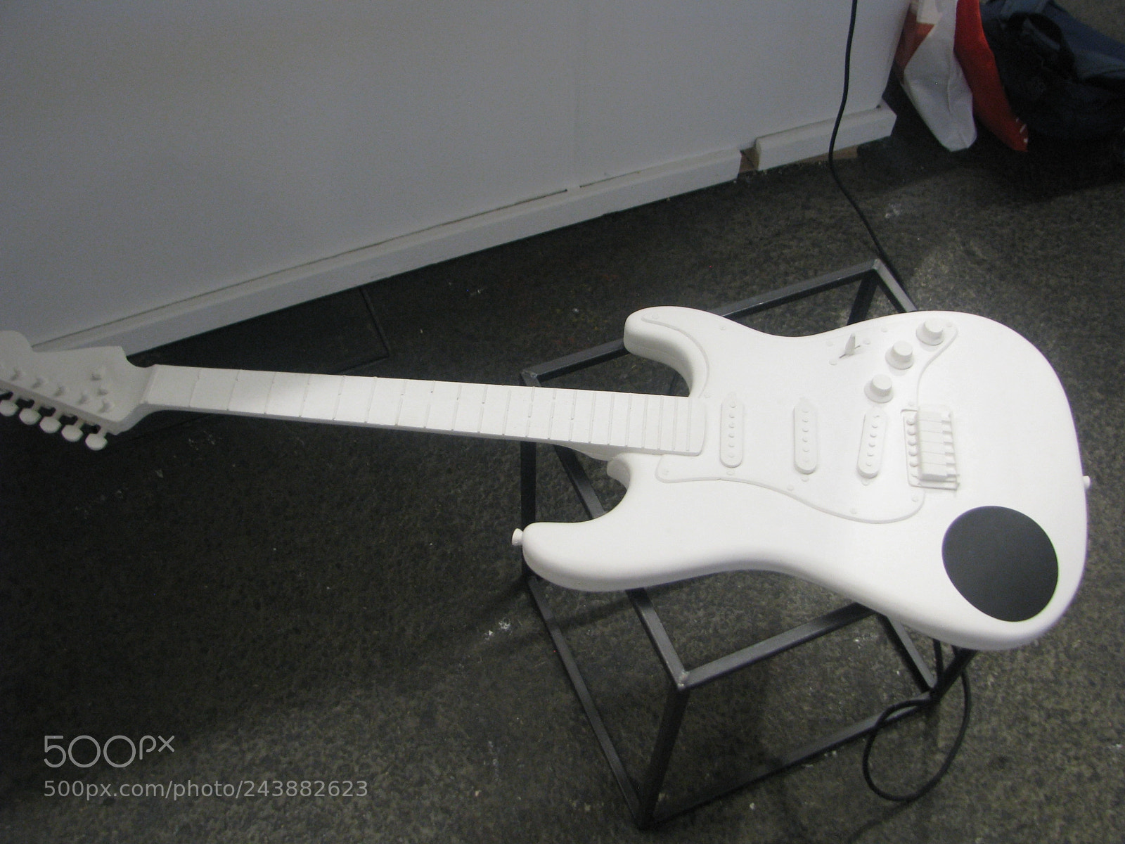 Canon POWERSHOT S5 IS sample photo. White guitar performance photography