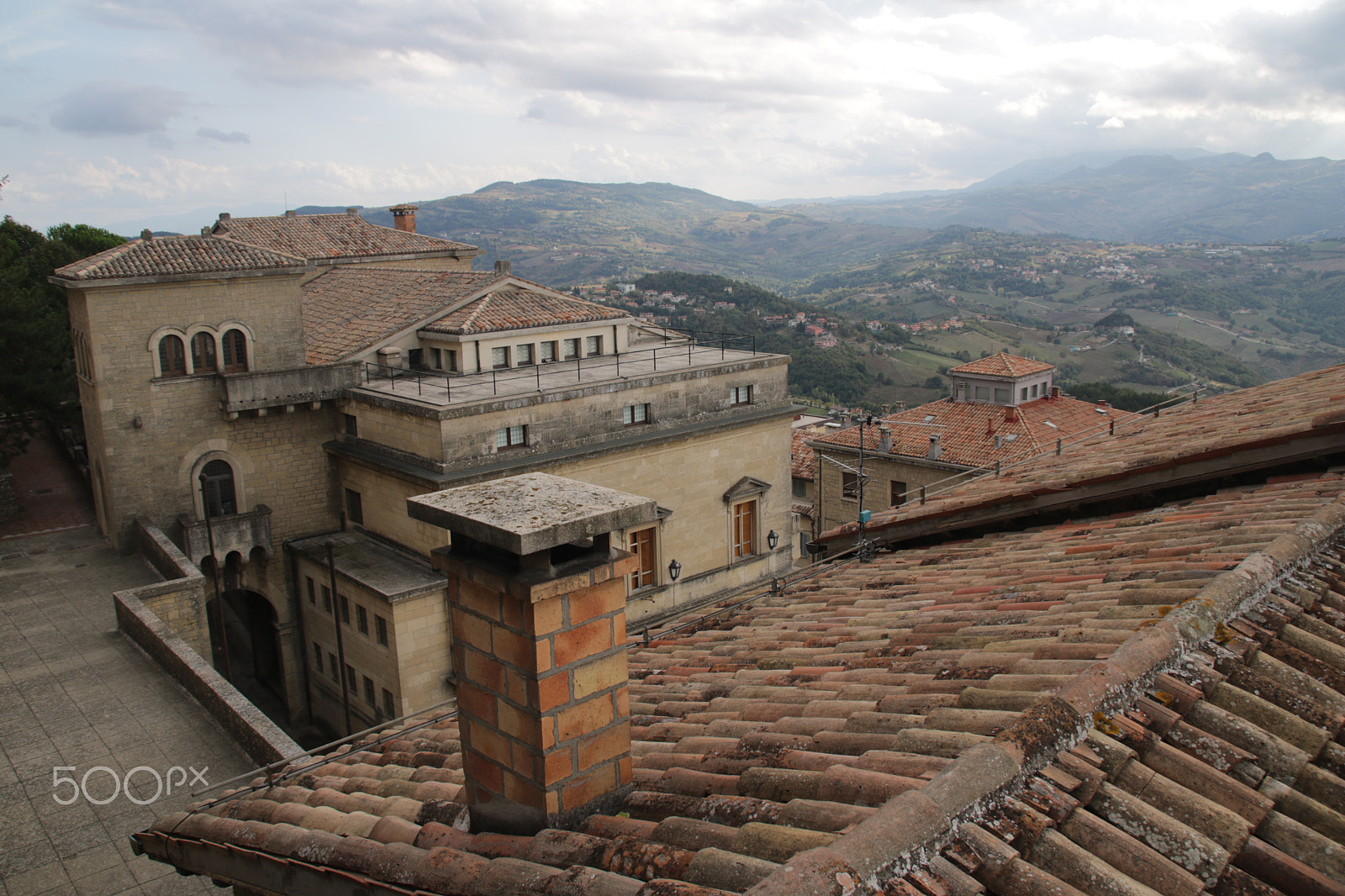 Canon EOS 760D (EOS Rebel T6s / EOS 8000D) + Sigma 18-200mm f/3.5-6.3 DC OS sample photo. Red roofs to the distance photography