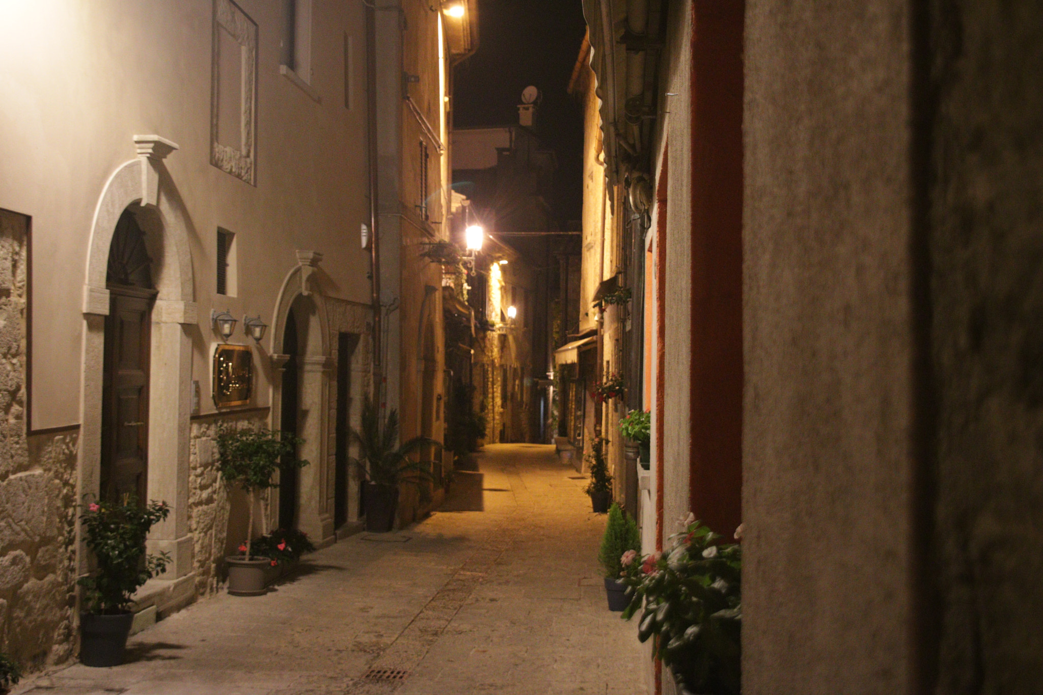 Sigma 18-200mm f/3.5-6.3 DC OS sample photo. Streets after dark 1 photography