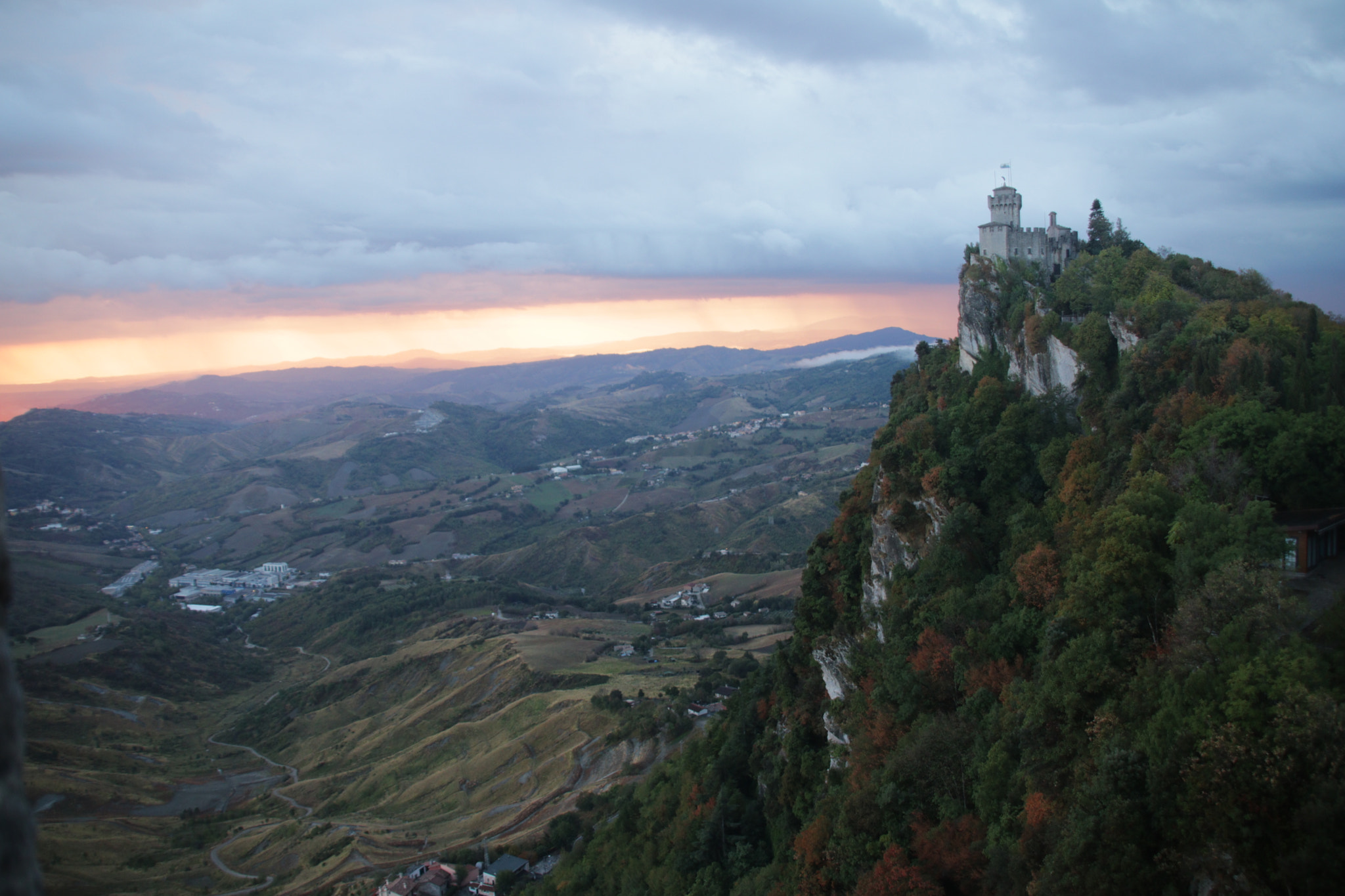 Canon EOS 760D (EOS Rebel T6s / EOS 8000D) + Sigma 18-200mm f/3.5-6.3 DC OS sample photo. The second tower, at dawn photography