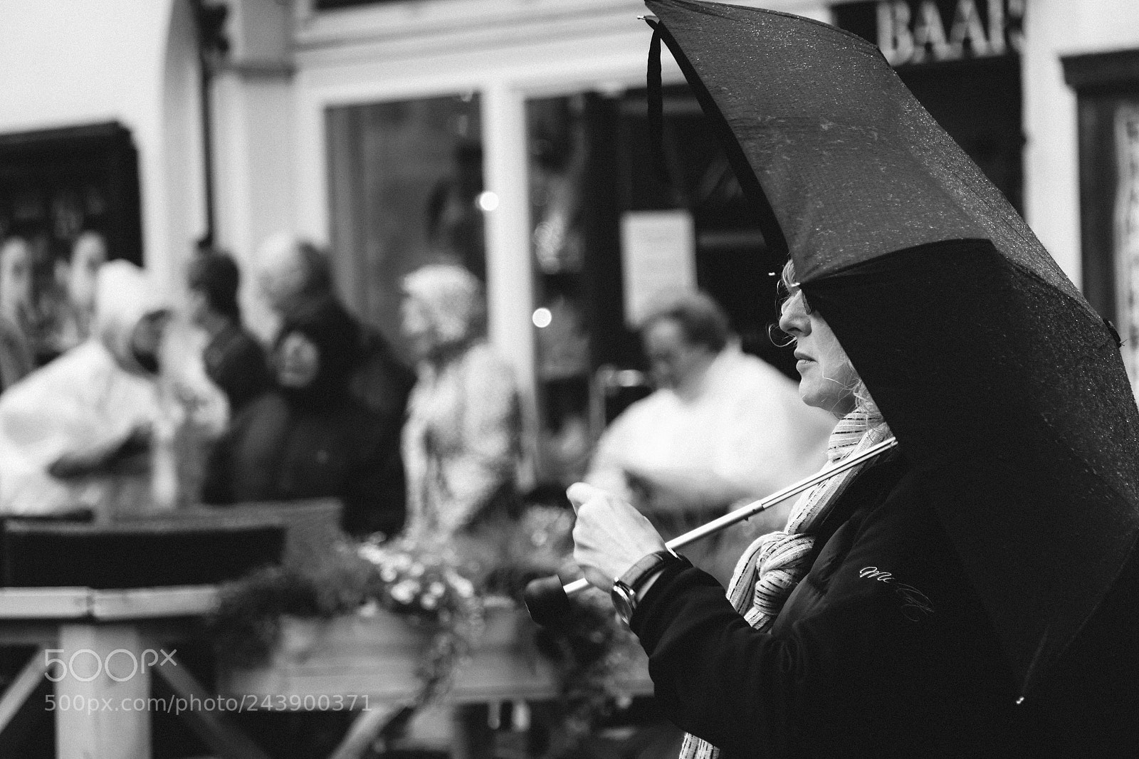 Canon EOS 500D (EOS Rebel T1i / EOS Kiss X3) sample photo. Under her umbrella photography