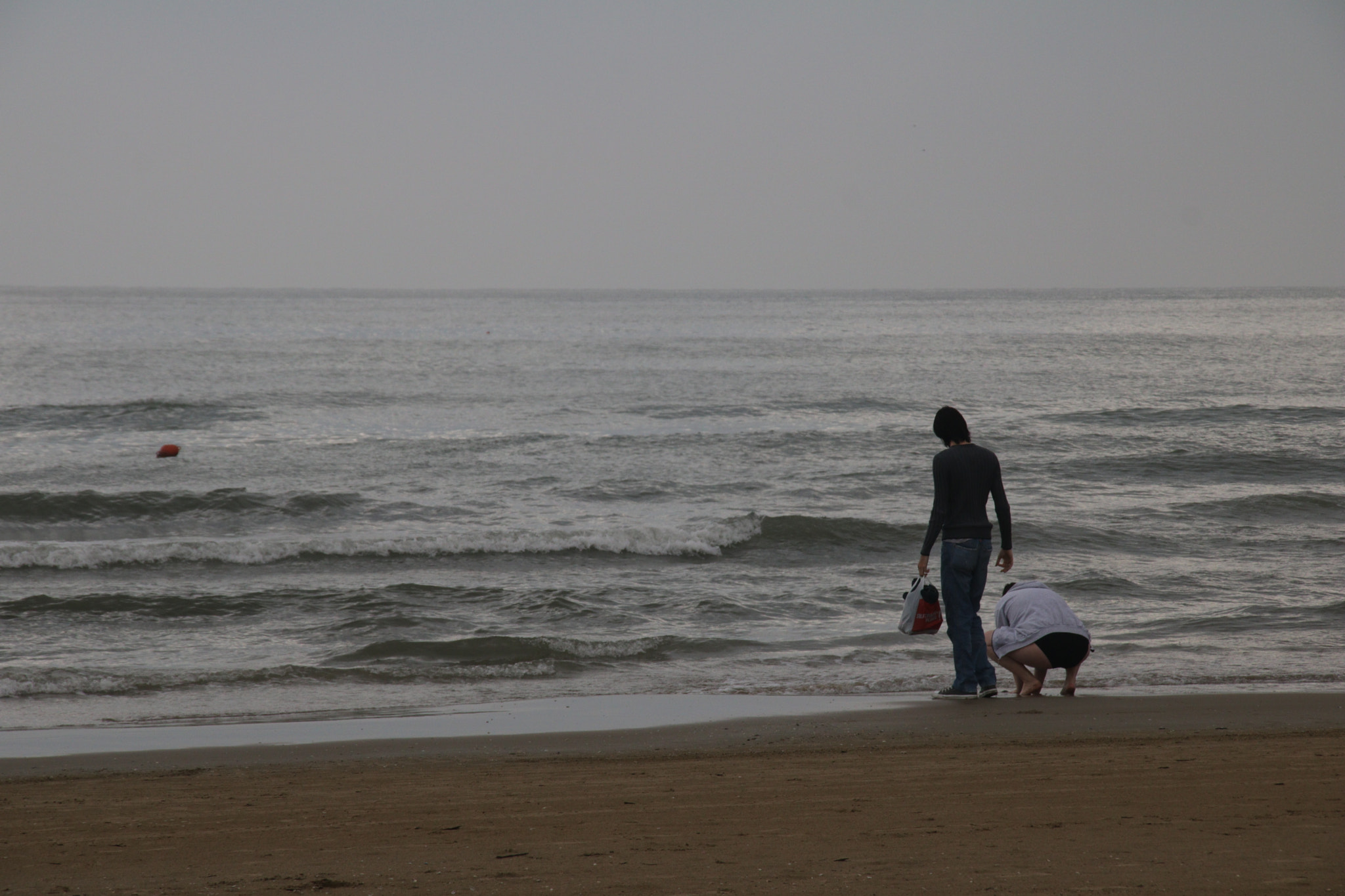 Canon EOS 760D (EOS Rebel T6s / EOS 8000D) + Sigma 18-200mm f/3.5-6.3 DC OS sample photo. Beachcombers on the adriatic sea photography