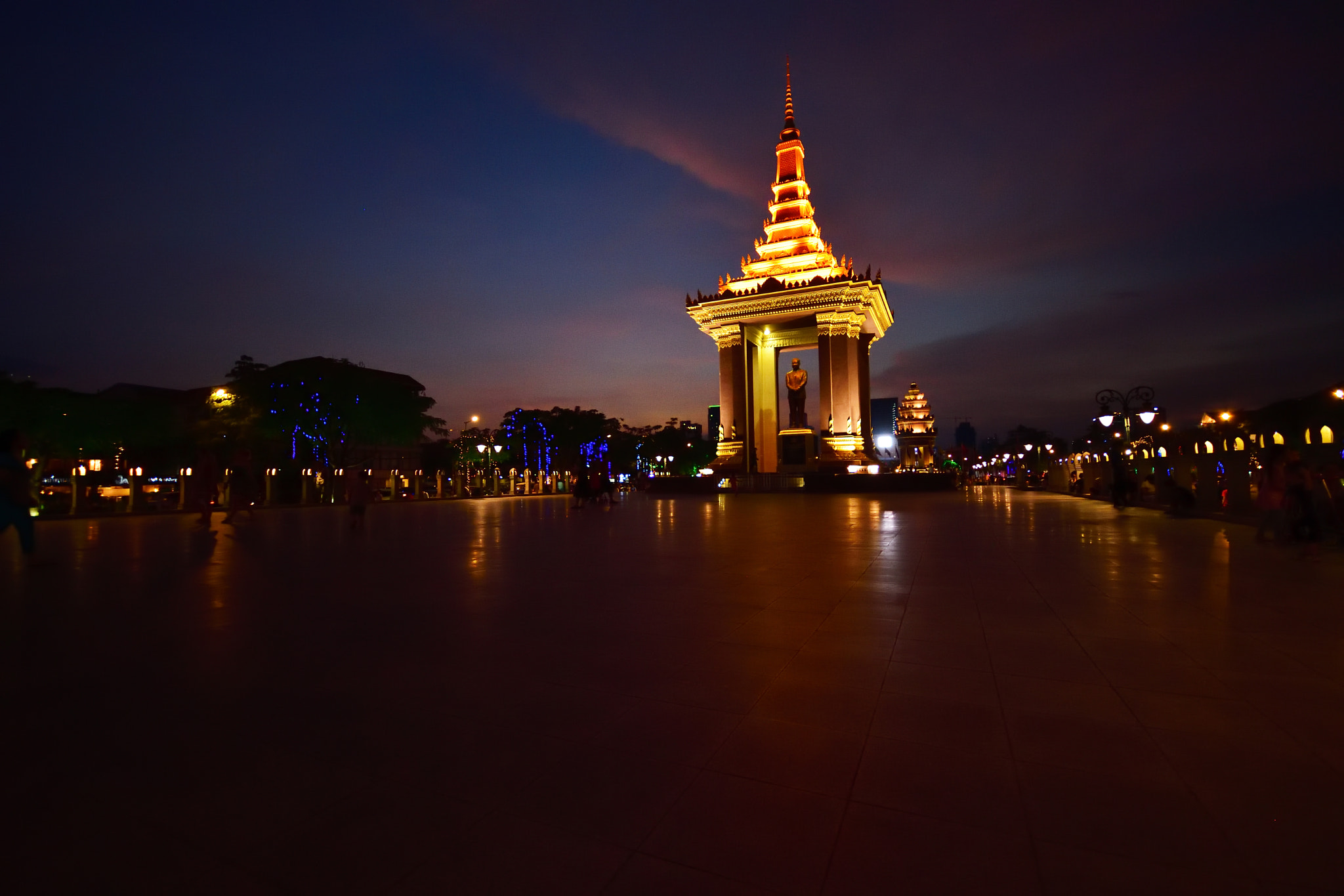 Nikon D7500 + Sigma 10-20mm F4-5.6 EX DC HSM sample photo. Independence monument am abend photography