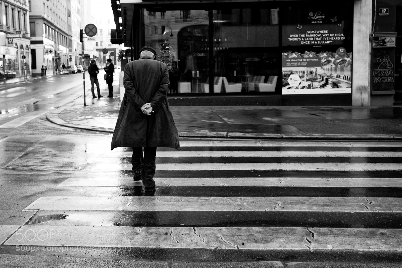 Leica M (Typ 240) sample photo. Crossing the street photography