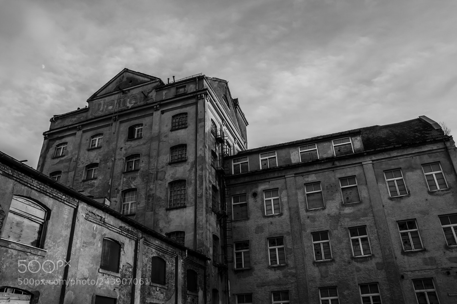 Canon EOS 77D (EOS 9000D / EOS 770D) sample photo. Expired house i photography