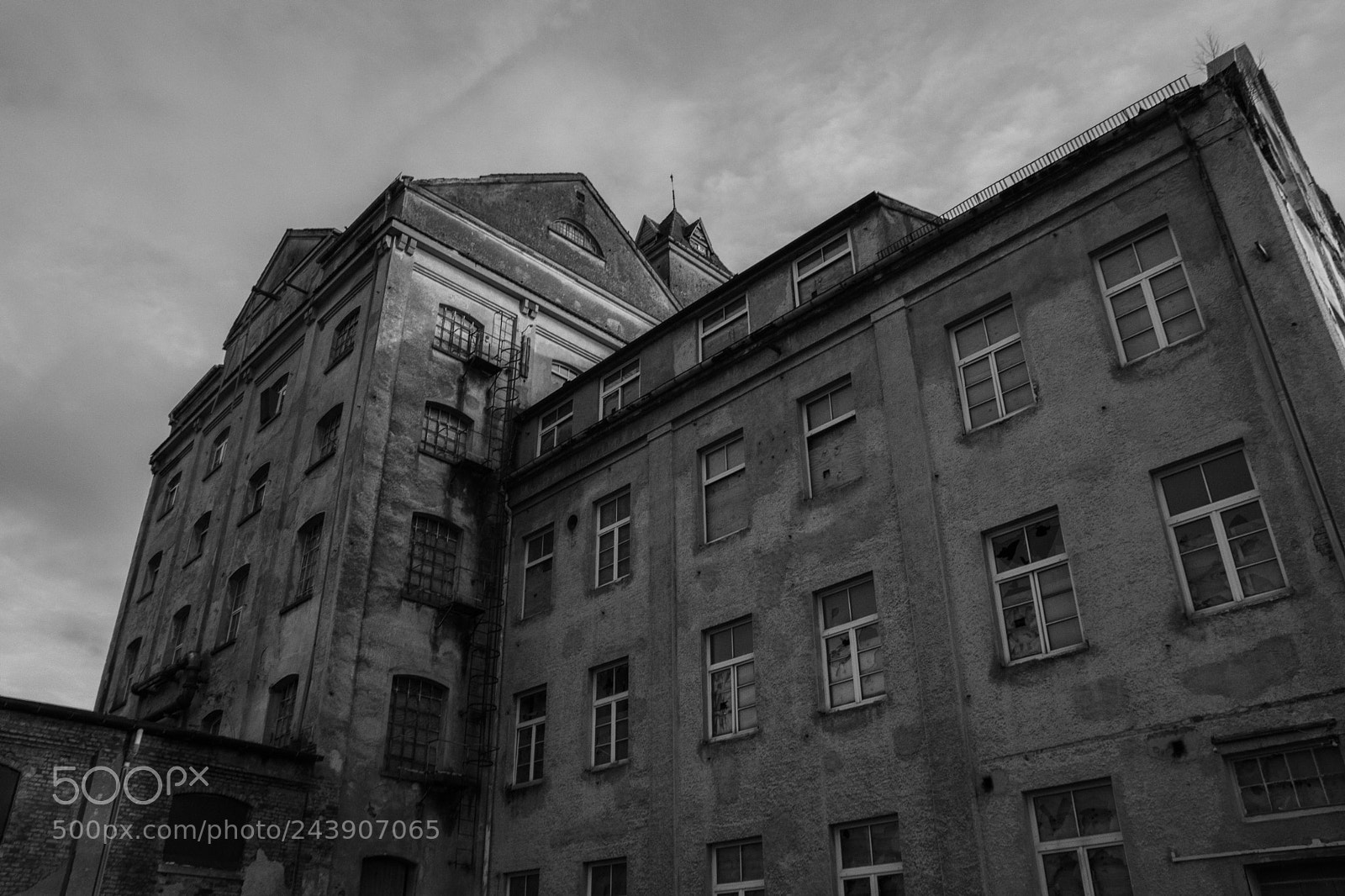 Canon EOS 77D (EOS 9000D / EOS 770D) sample photo. Expired house ii photography