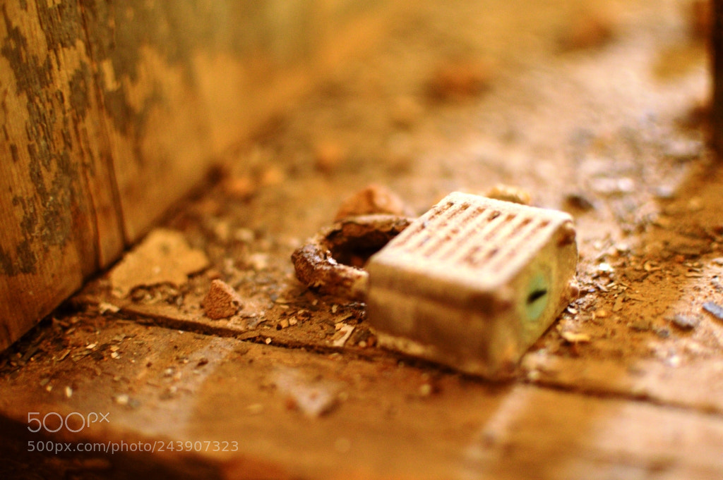 Nikon D3200 + Nikon AF-S DX Nikkor 35mm F1.8G sample photo. Rusty lock found in photography