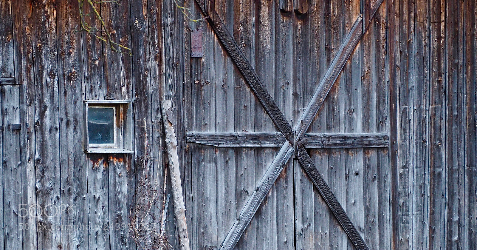 Olympus OM-D E-M5 II sample photo. Weathered barn door photography