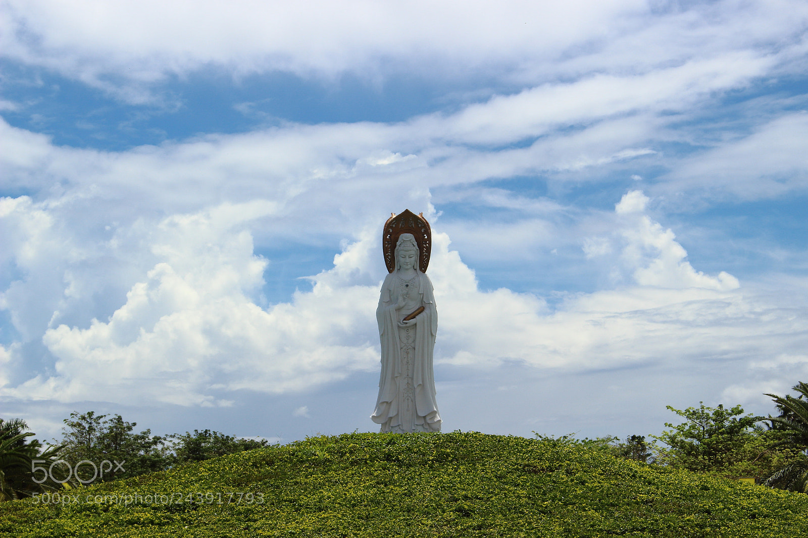 Canon EOS 100D (EOS Rebel SL1 / EOS Kiss X7) sample photo. Guanyin statue against the photography
