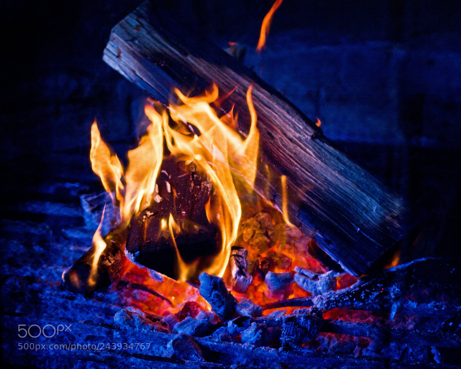 Canon EOS 550D (EOS Rebel T2i / EOS Kiss X4) sample photo. Warmth of the fire photography