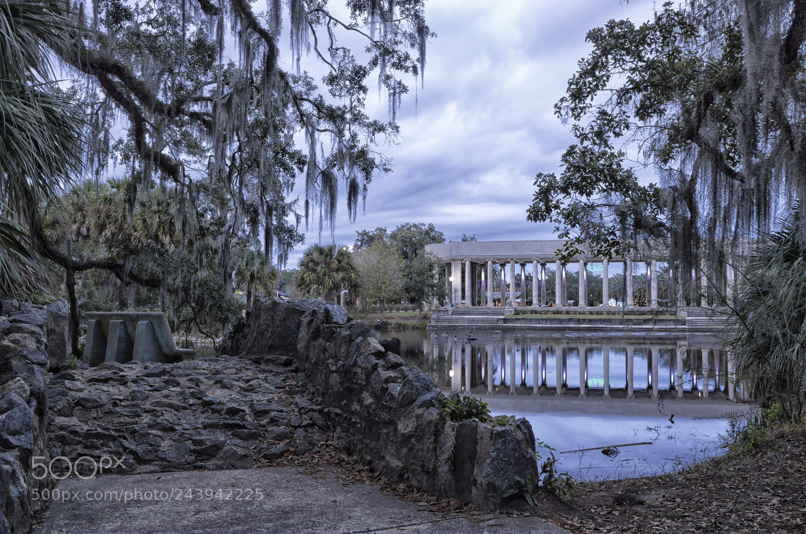 Canon EOS 750D (EOS Rebel T6i / EOS Kiss X8i) sample photo. City park peristyle photography