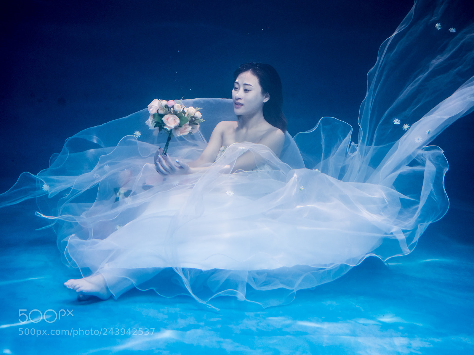 Olympus OM-D E-M1 Mark II sample photo. Lovely mermaid underwater bride photography