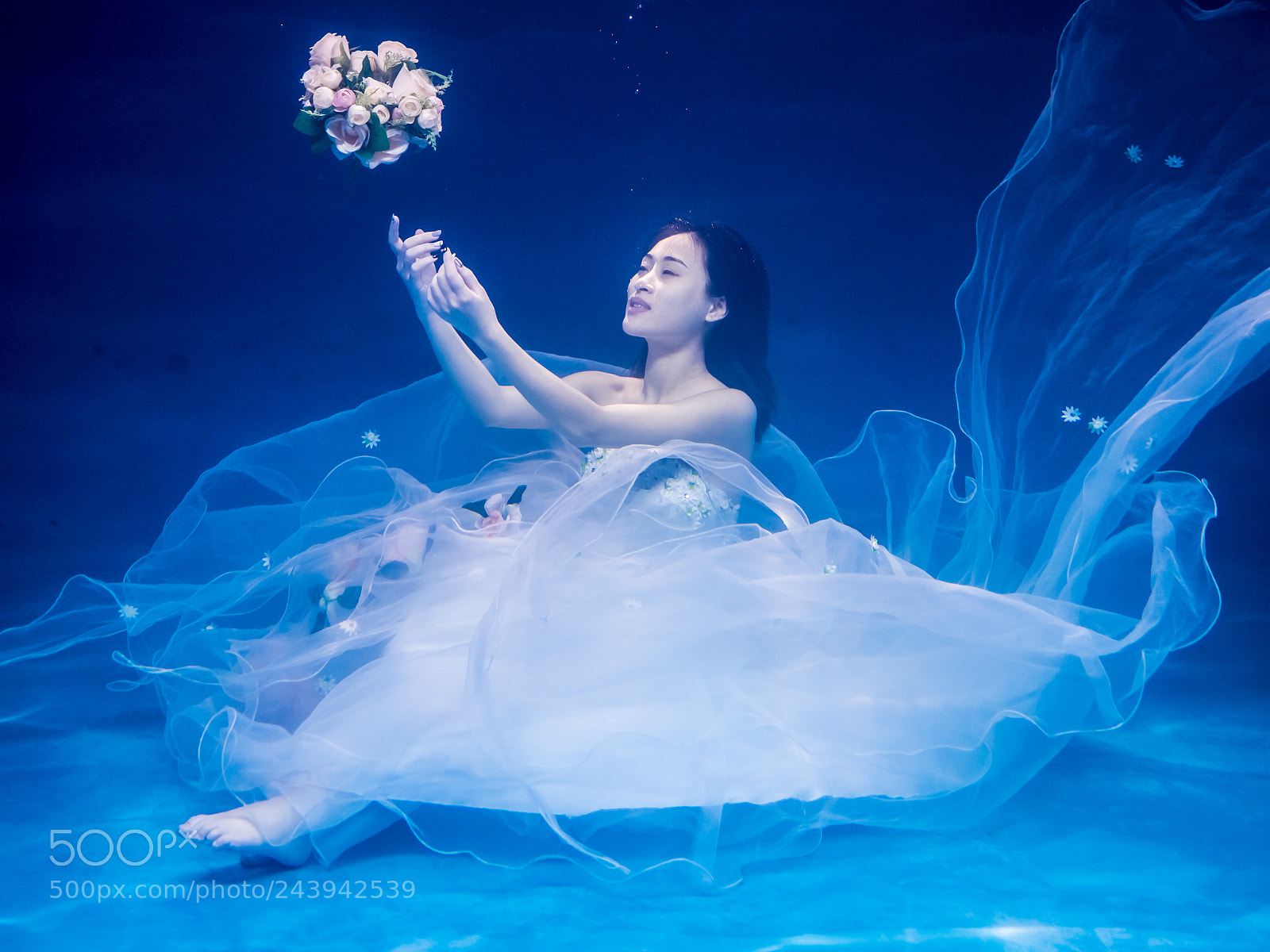 Olympus OM-D E-M1 Mark II sample photo. Lovely mermaid underwater bride photography