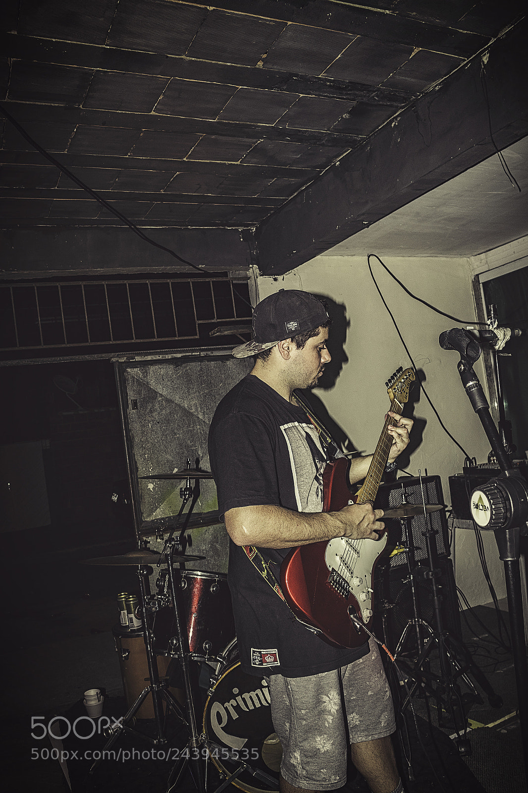 Canon EOS 700D (EOS Rebel T5i / EOS Kiss X7i) sample photo. The guitarist photography