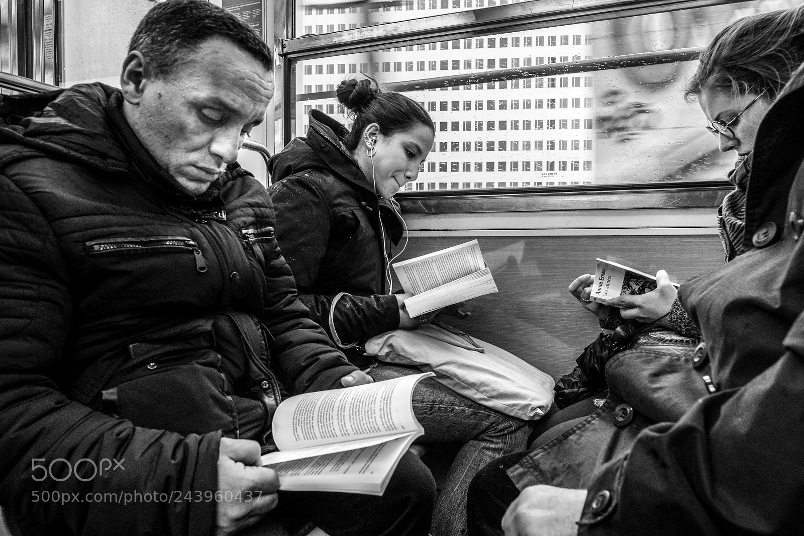 Fujifilm X-T2 sample photo. Readers on wheels photography
