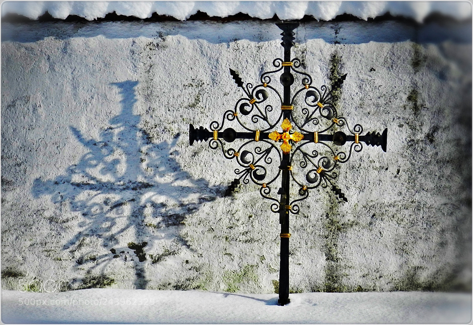 Nikon Coolpix P500 sample photo. Old iron tomb cross photography