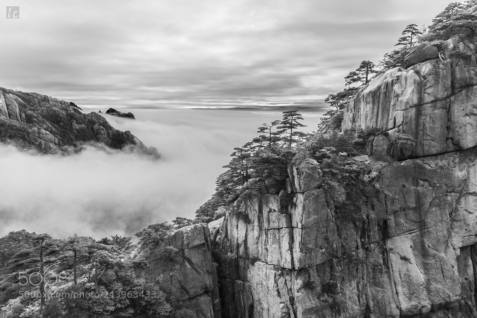 Canon EOS 5DS R sample photo. Huangshan valley in clouds photography