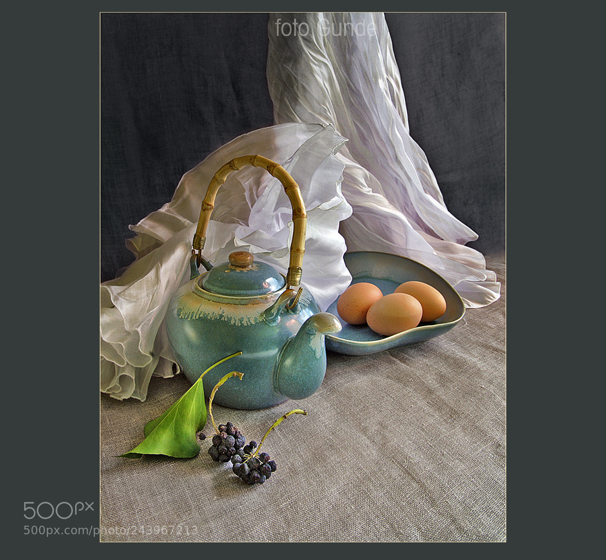 Canon EOS 350D (EOS Digital Rebel XT / EOS Kiss Digital N) sample photo. Still life vith ivy photography