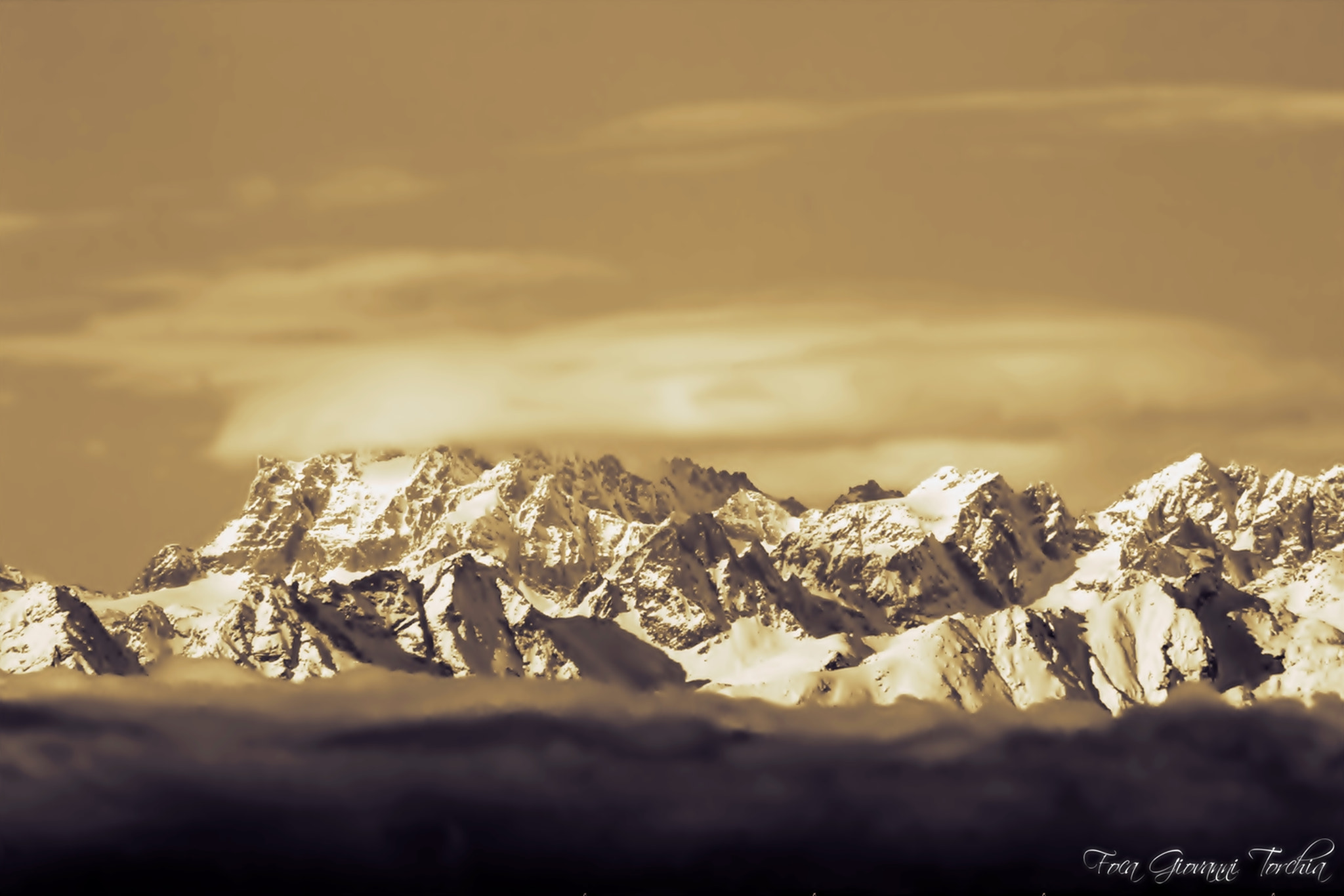 Canon EOS 1200D (EOS Rebel T5 / EOS Kiss X70 / EOS Hi) sample photo. A window in the alpi italia photography
