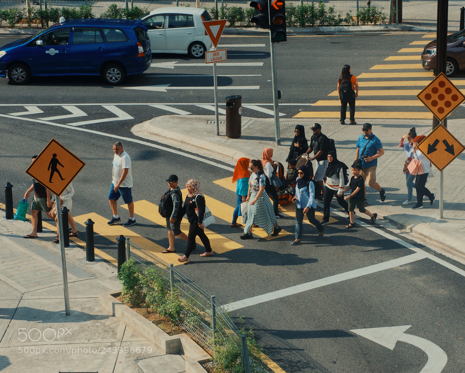 Sony Alpha NEX-3 sample photo. Pedestrian photography