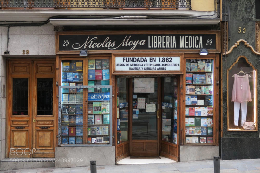 Canon PowerShot G7 X sample photo. Medical book shop, carretas photography
