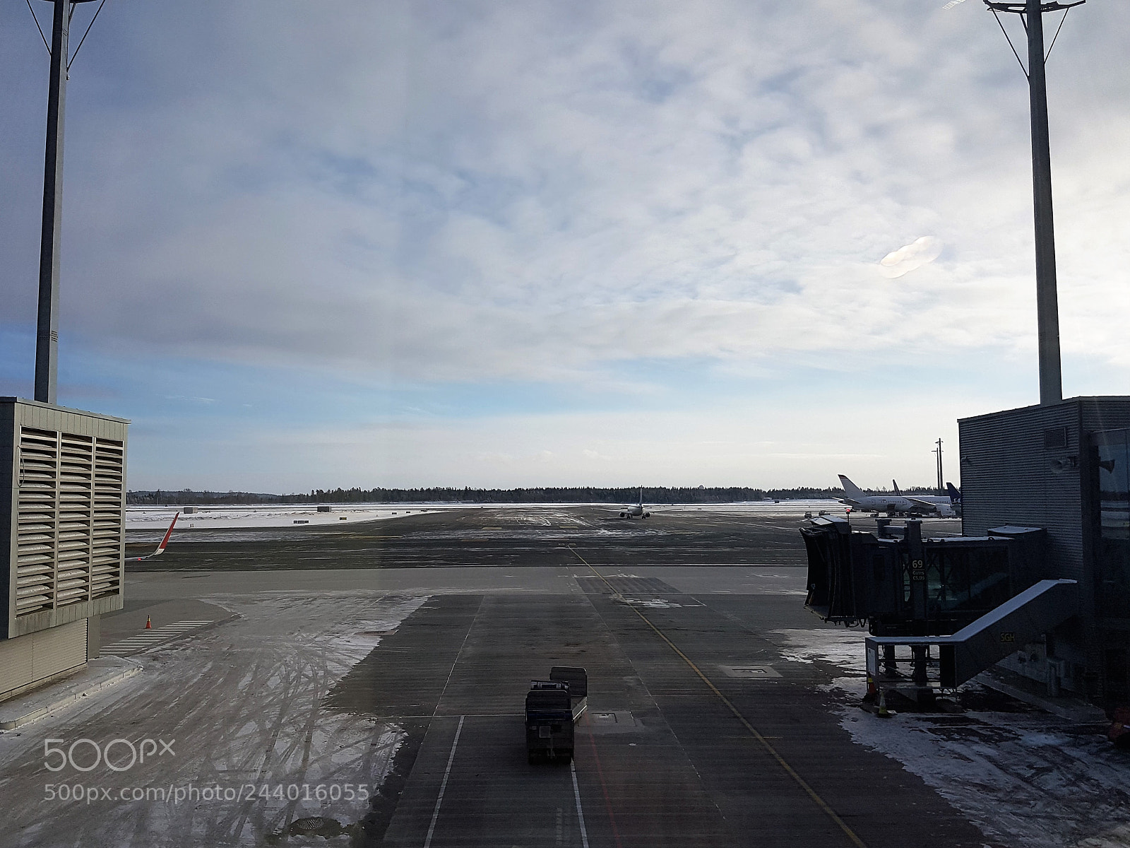 Samsung Galaxy S7 sample photo. Departurs and arrivals photography