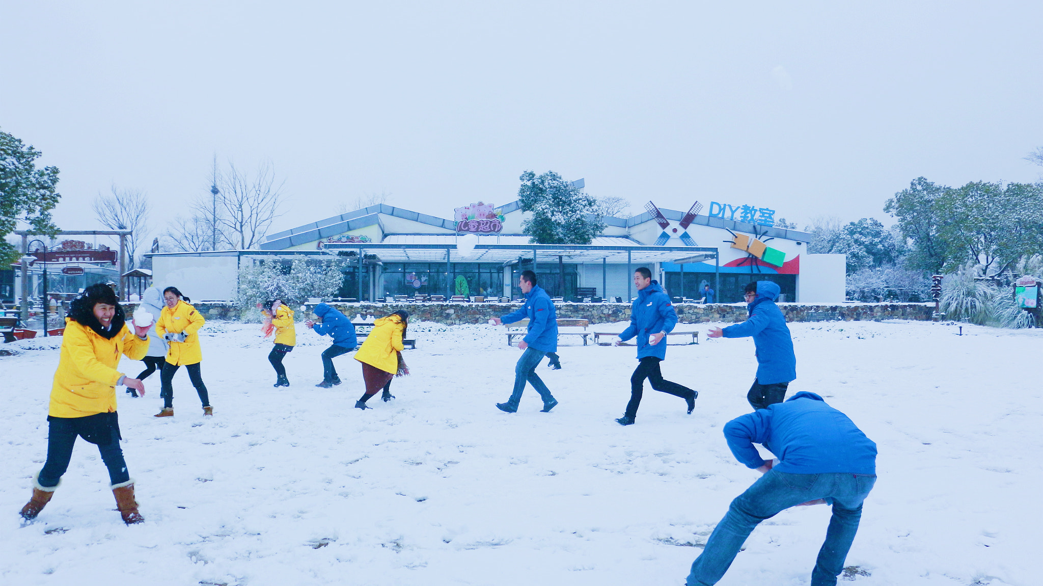 Canon EOS 700D (EOS Rebel T5i / EOS Kiss X7i) + Canon EF 50mm f/1.8 sample photo. Have a snowball fight. photography