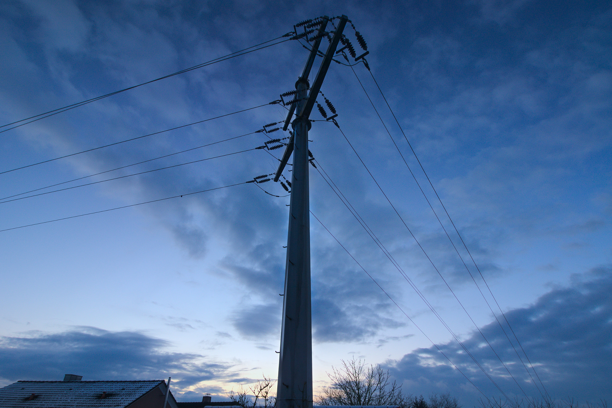Canon EOS 200D (EOS Rebel SL2 / EOS Kiss X9) sample photo. Power pole in blue hour photography