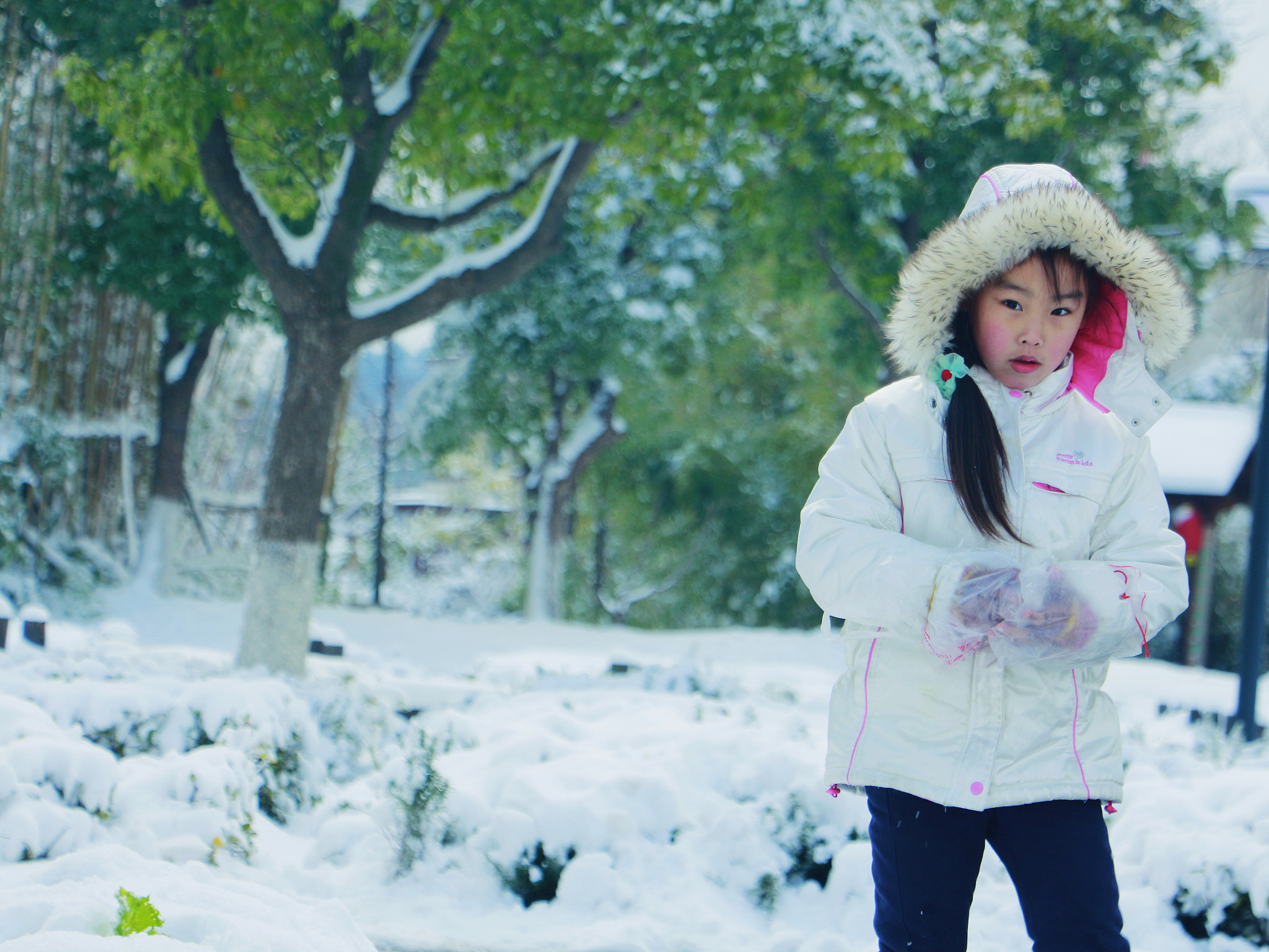 Canon EOS 700D (EOS Rebel T5i / EOS Kiss X7i) + Canon EF 50mm f/1.8 sample photo. The little girl in the snow. photography