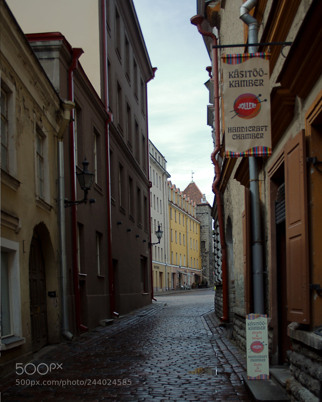 Canon EOS 350D (EOS Digital Rebel XT / EOS Kiss Digital N) sample photo. Tallinn street photography