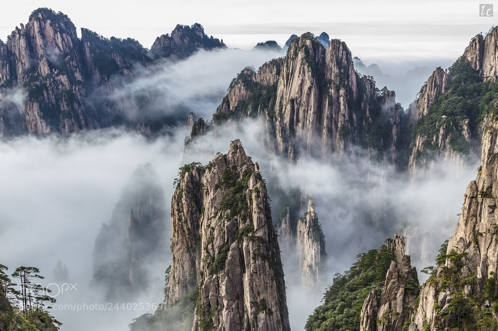 Canon EOS 5DS R sample photo. Huangshan peaks in clouds photography