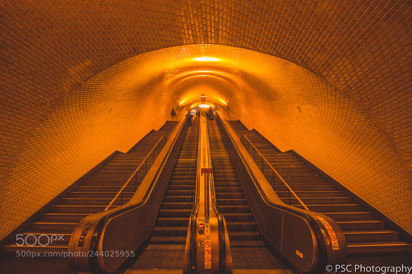 Canon EOS 60D sample photo. Escadas rolantes do metro! photography