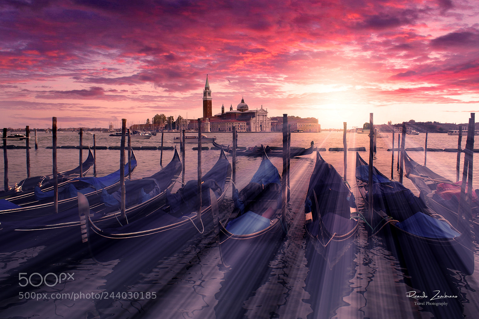 Sony Alpha DSLR-A100 sample photo. Gondolas en venecia photography