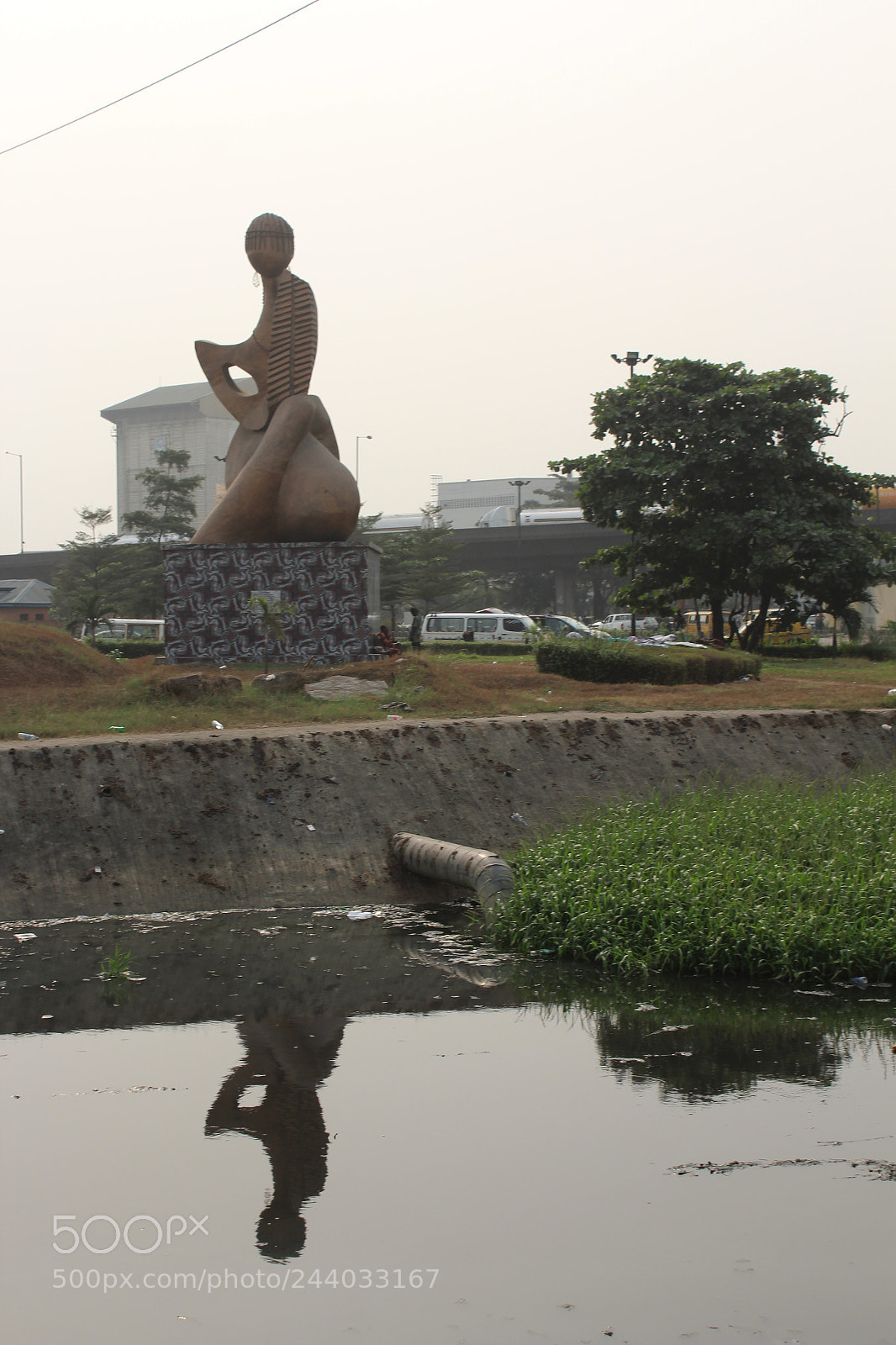 Canon EOS 1300D (EOS Rebel T6 / EOS Kiss X80) sample photo. Staue of igamu relection photography