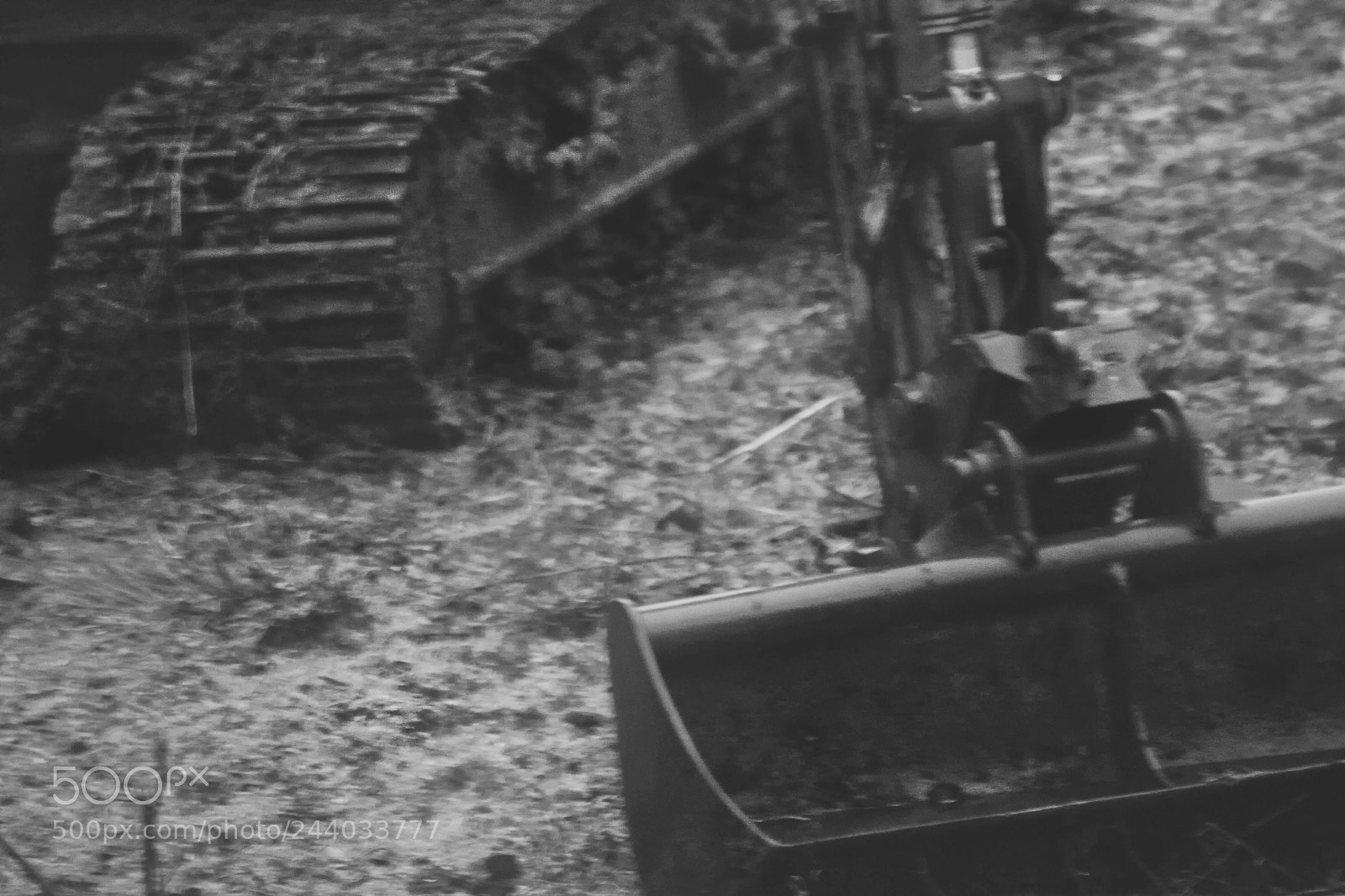 Canon EOS 450D (EOS Rebel XSi / EOS Kiss X2) sample photo. Digger in the rain photography