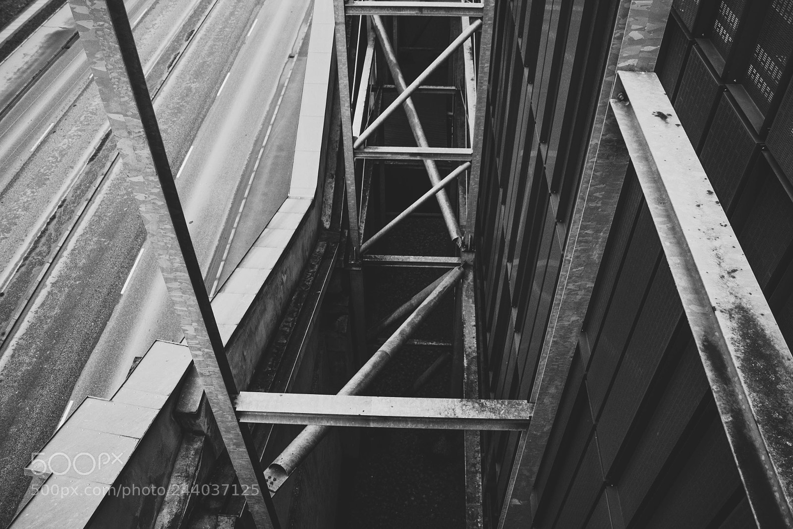 Canon EOS 1000D (EOS Digital Rebel XS / EOS Kiss F) sample photo. Concrete & metal photography