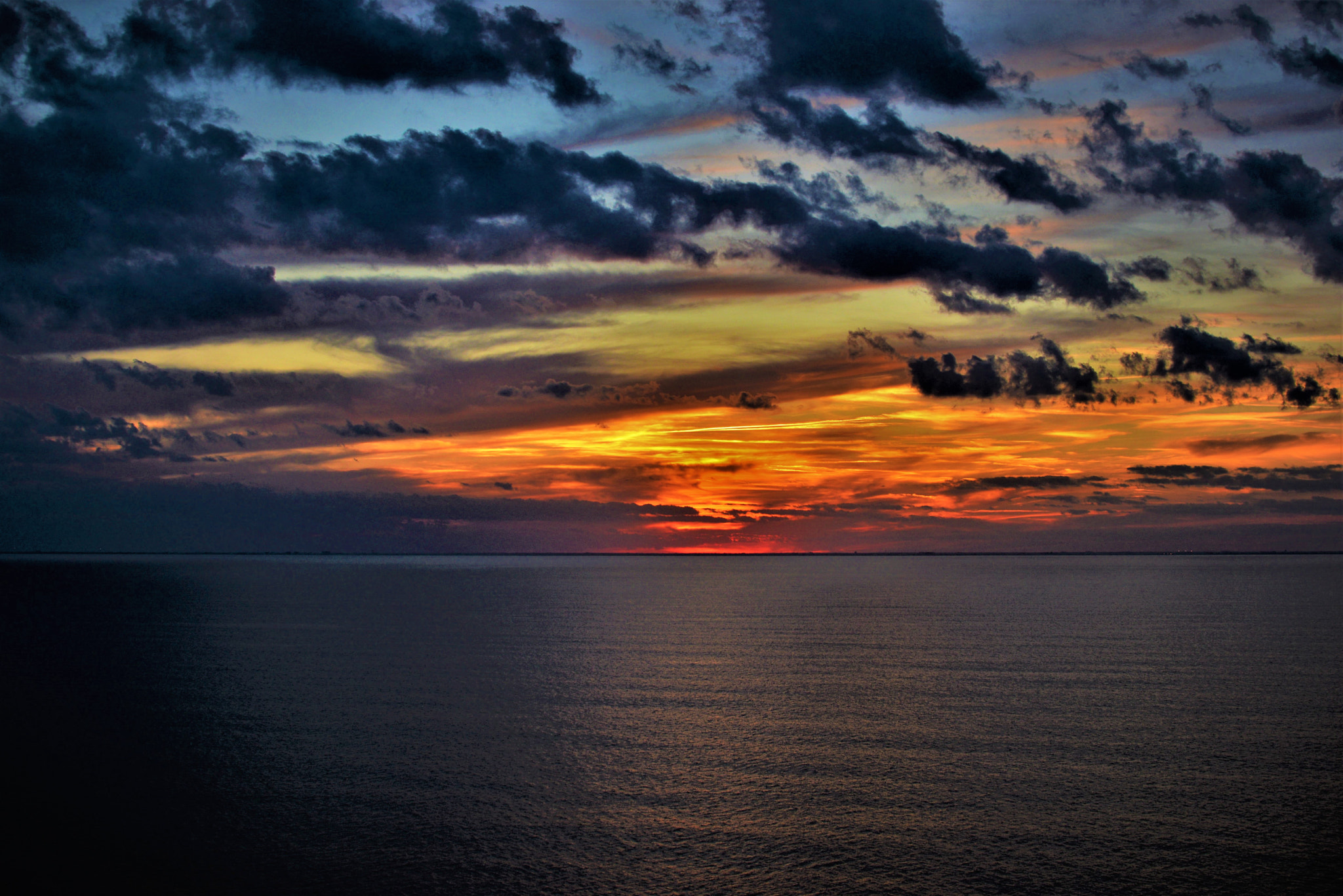 Nikon D5600 + Nikon AF-S DX Nikkor 35mm F1.8G sample photo. Colorful skies in the open seas at dusk photography