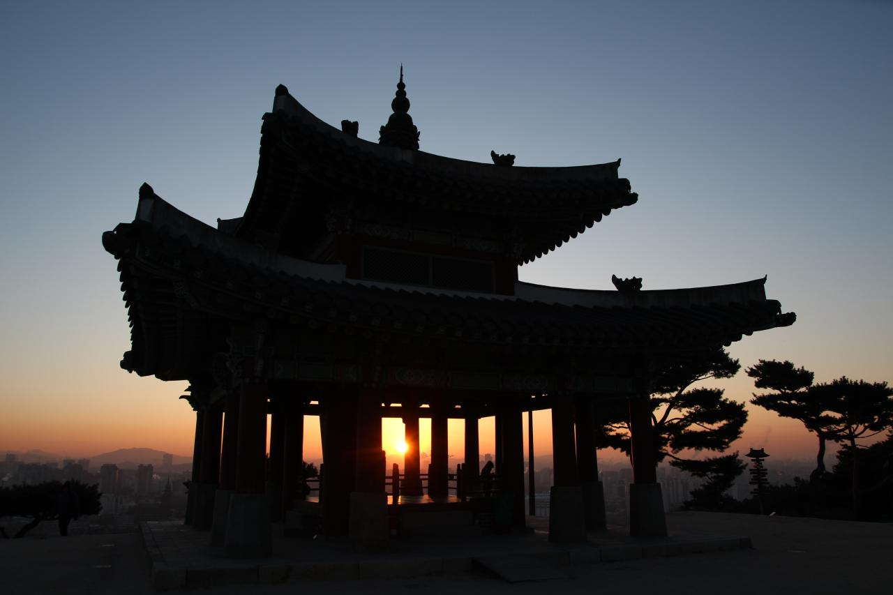 Tamron SP AF 17-50mm F2.8 XR Di II LD Aspherical (IF) sample photo. Sunrise at suwon hwaseong fortress. photography