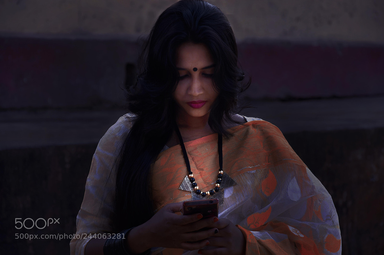 Nikon D7200 sample photo. A women access her photography