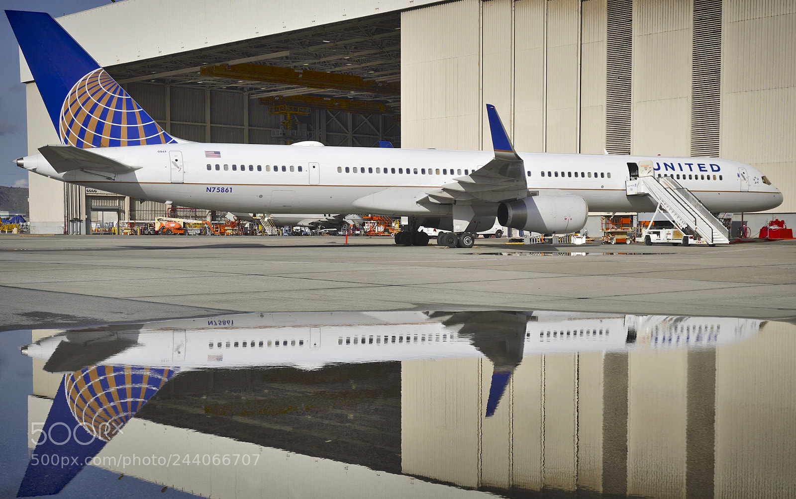 Sony a7R III sample photo. United airlines 2001 boeing photography