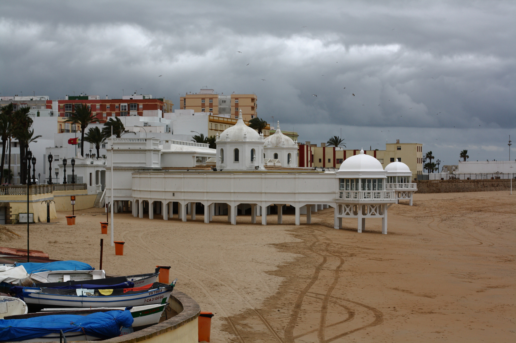 Canon EOS 1000D (EOS Digital Rebel XS / EOS Kiss F) + Canon EF 50mm F1.4 USM sample photo. Cádiz con temporal photography