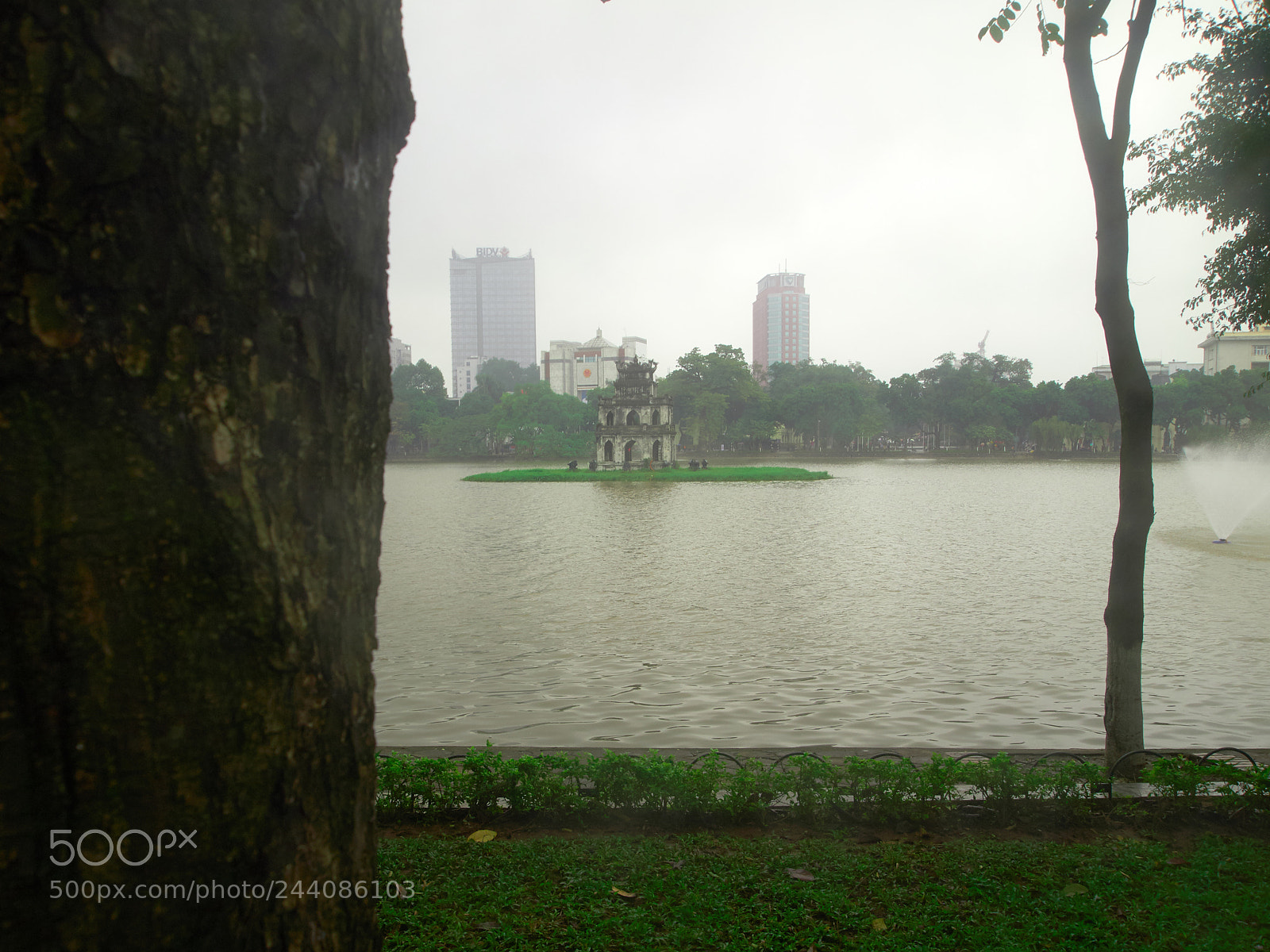 Olympus PEN E-P1 sample photo. Just some lake photography