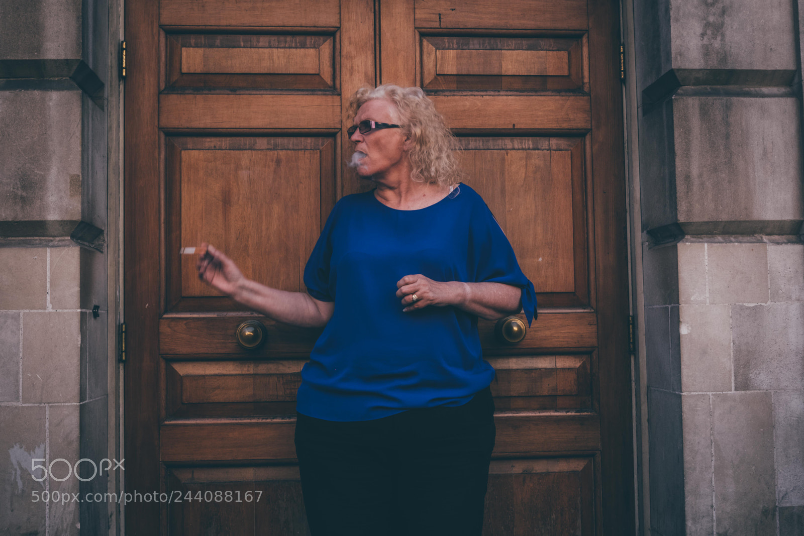 Fujifilm X-T2 sample photo. Woman smoking, whitehall, london photography
