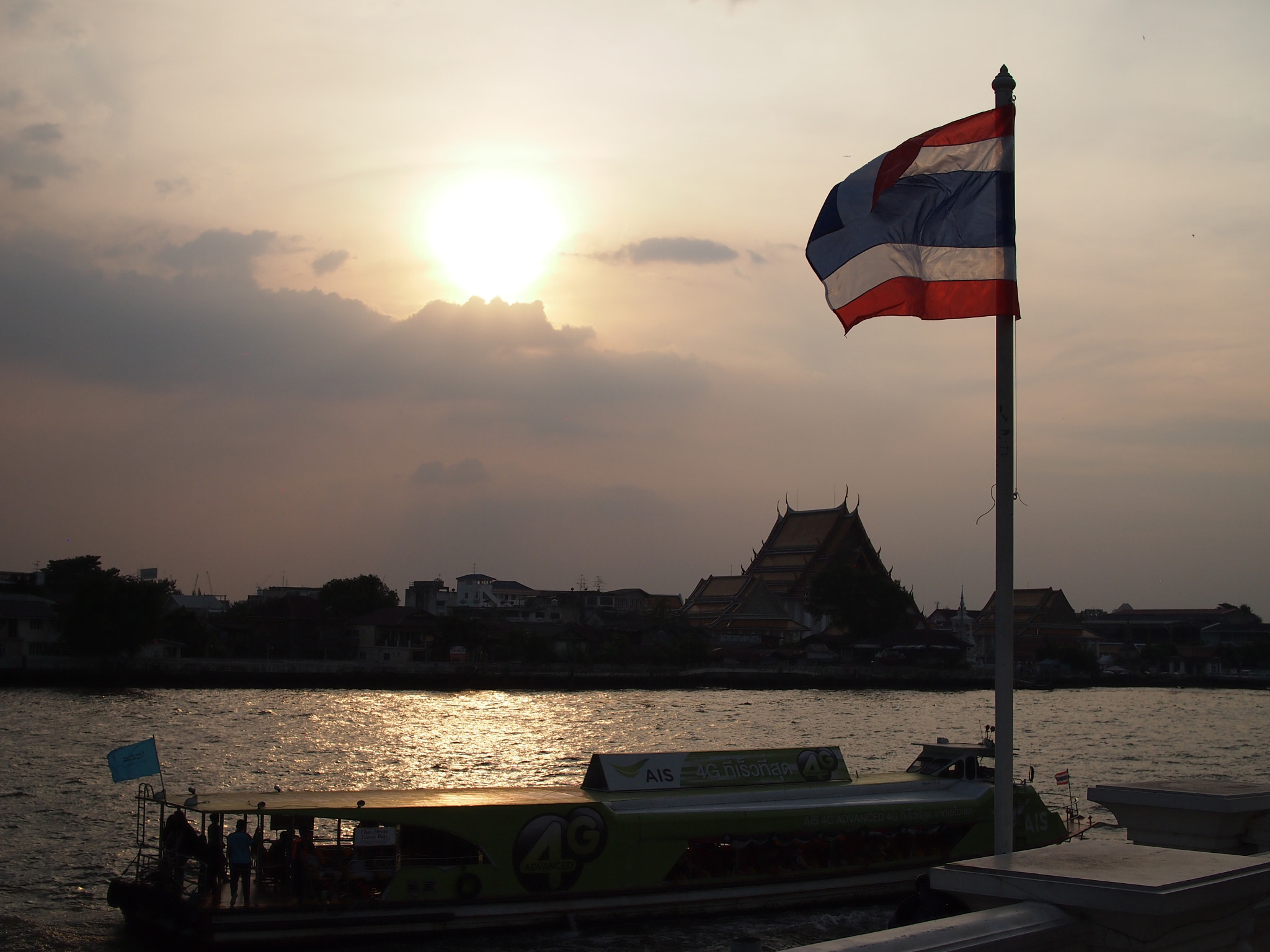 Olympus PEN E-PM1 sample photo. Sunset @ chao praya river photography