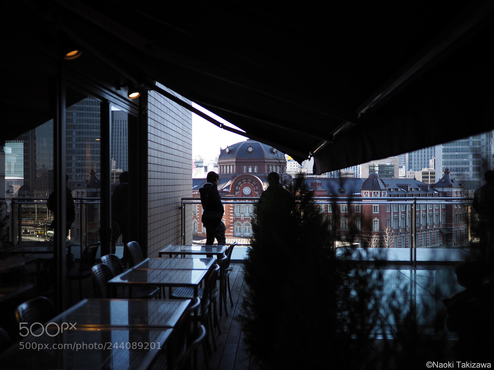 Olympus OM-D E-M1 Mark II sample photo. 首都の駅を眺める photography