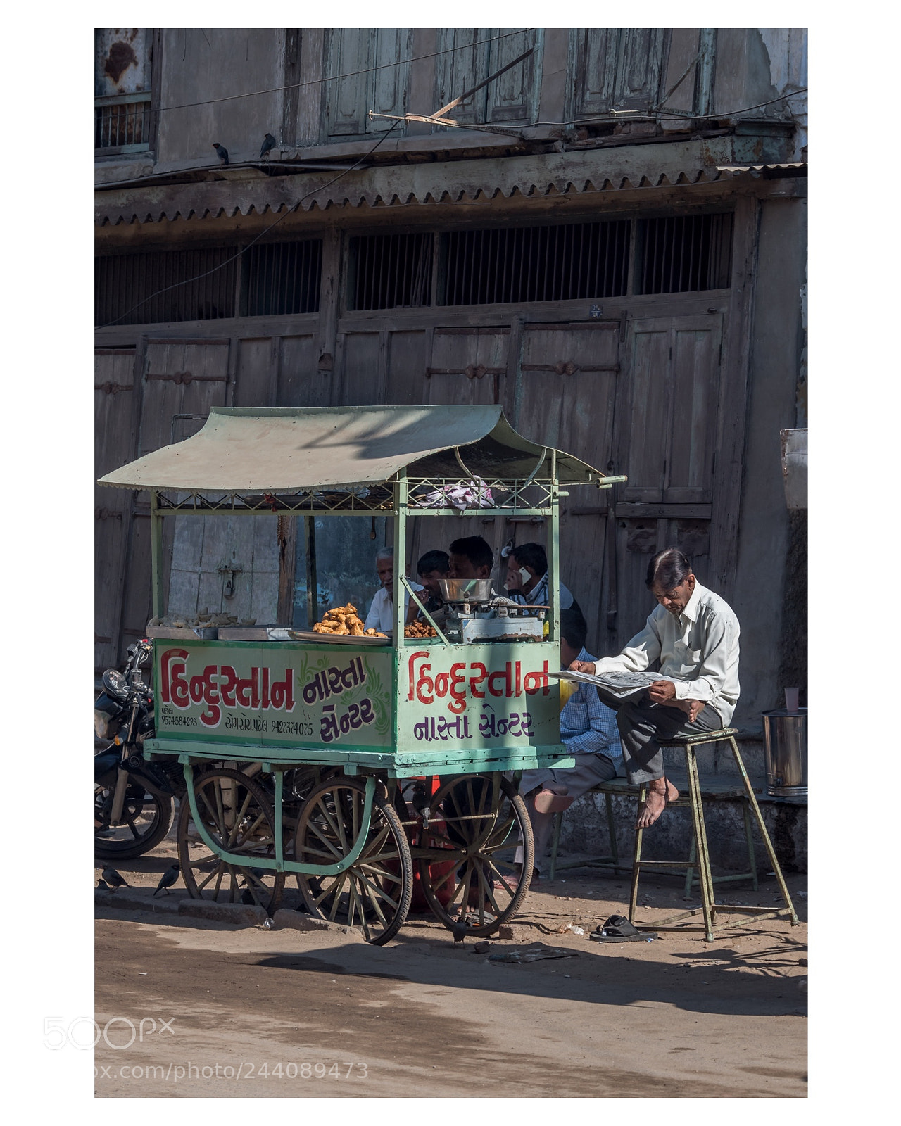 Olympus PEN-F sample photo. Man reading the newspaper photography